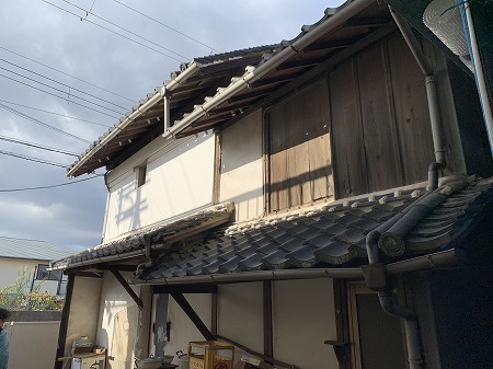 蔵の外観と瓦屋根
