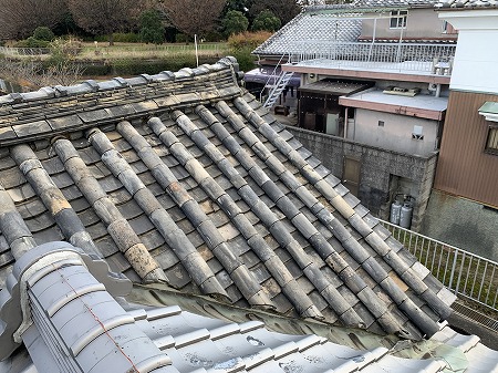 奈良県大和高田市で本葺瓦の蔵を点検、屋根全体のズレと凍て割れ、棟まわりの傷みを確認