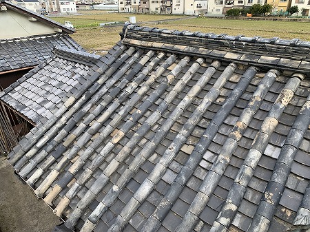 ズレた本葺瓦の屋根面