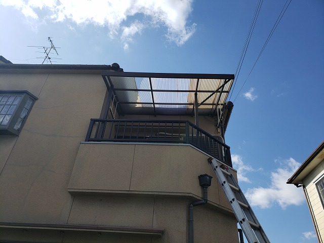 奈良市で強風によりベランダ屋根の波板交換工事前写真