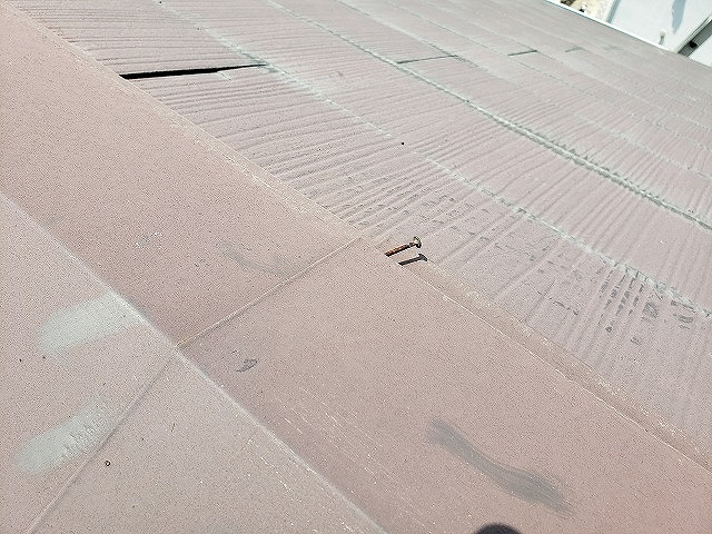 大和郡山市のカラーベスト屋根の浮いた棟板金、釘抜け