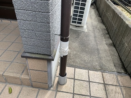 破損した竪樋の補修跡