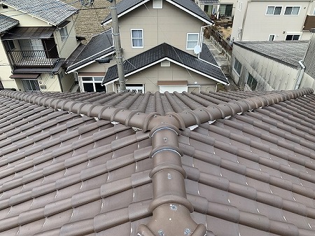 S型瓦屋根の大棟全景