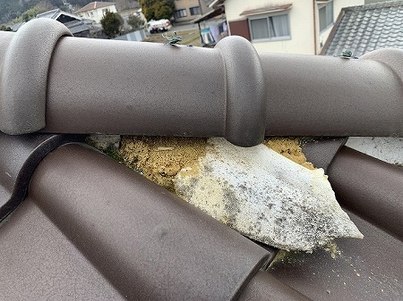 剥がれた漆喰と葺土