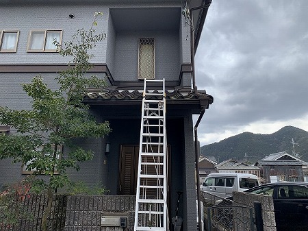 はしごを掛けた住宅外観