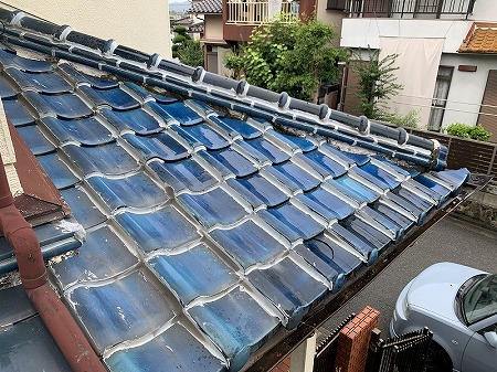 下屋根の青色和瓦