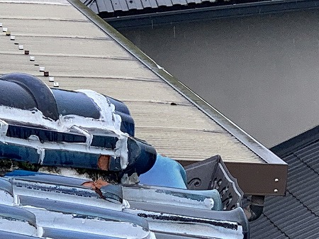 屋根端部の厚いコーキング