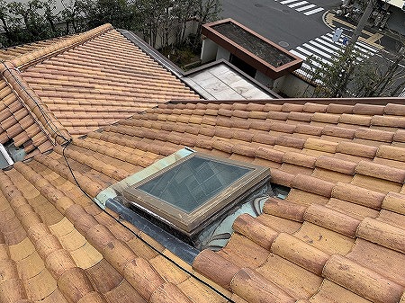 生駒市でS型瓦屋根の天窓から雨漏り、銅板水切りと波形瓦の取り合い不良を現地調査