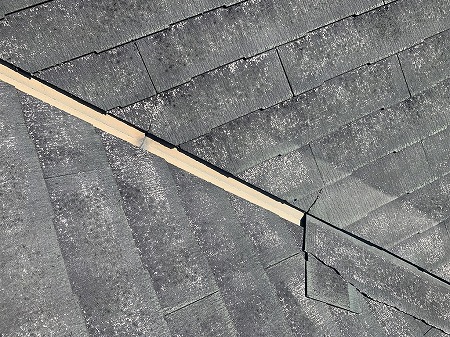 谷部にズレ落ちたカラーベストの破片