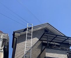 梯子を掛けて屋根に上ります。