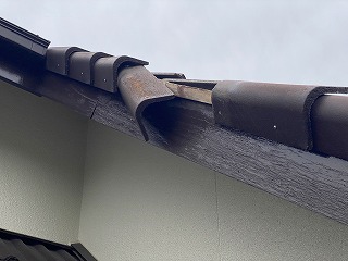 広陵町でモニエル瓦のケラバ瓦が落下し下屋根の瓦まで割れた屋根を現地調査
