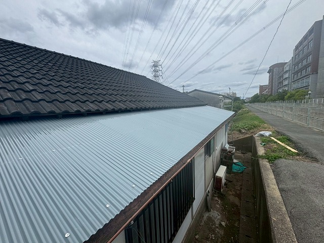 施工後の波板屋根全景