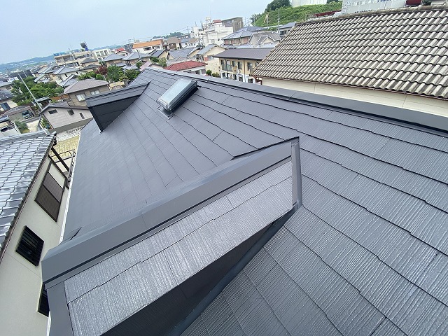 奈良市登美ヶ丘で雨漏り点検、天窓木枠のシミと塗装後の縁切り不足を確認した屋根瓦カバー工事の調査
