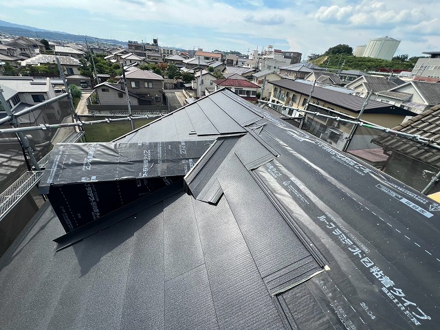 奈良市登美ヶ丘で屋根カバー工事、ドーマー部板金と天窓部板金を丁寧に納めた施工