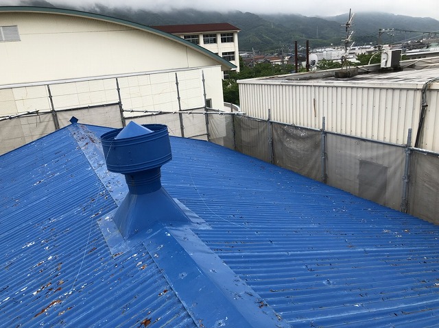 王寺町の青い大波スレート屋根の倉庫