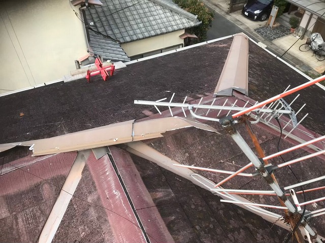 田原本町で棟板金が剥がれたカラーベスト屋根