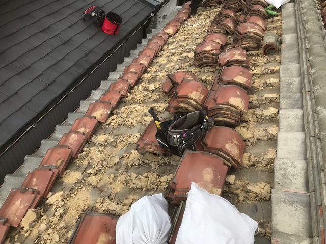 香芝市の釉薬瓦屋根の瓦解体作業