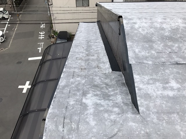 カバー工法で防水紙を設置した屋根