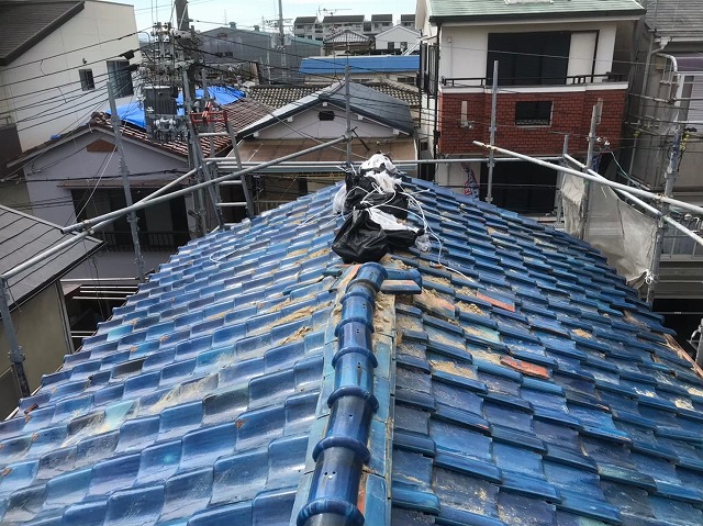 青い瓦屋根の棟瓦のズレ