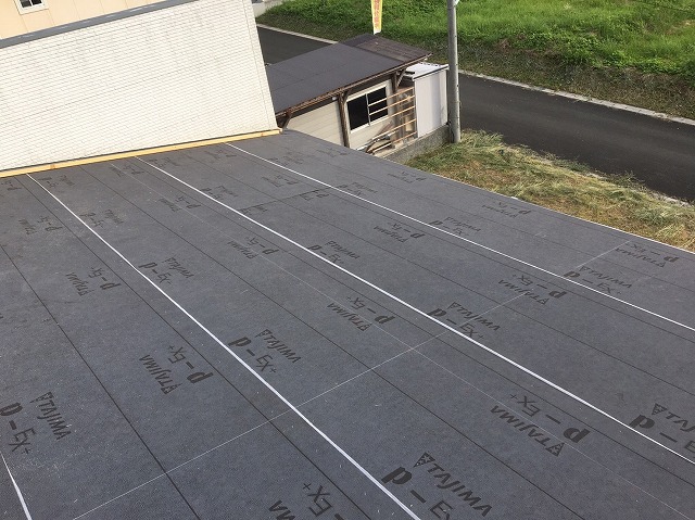 香芝市のトタン屋根の新しい防水紙貼り