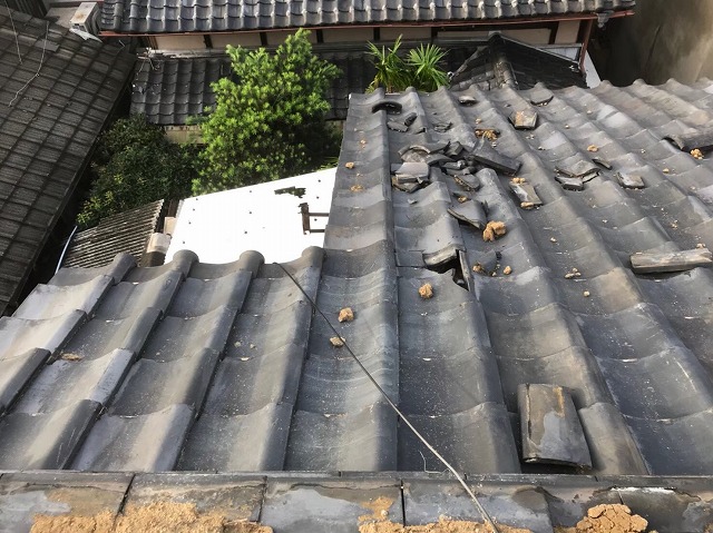 屋根面の瓦の破損発見