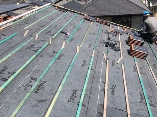 香芝市の屋根下地に防水紙と瓦桟木設置