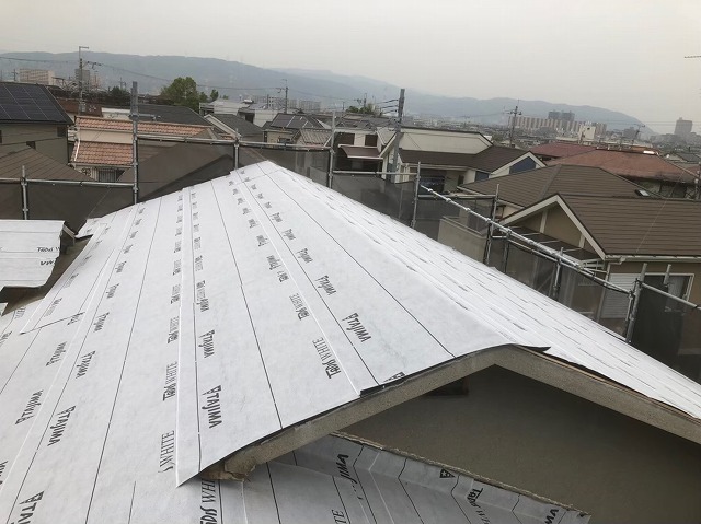 防水紙と棟違いの屋根