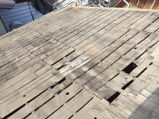 屋根修理工事の工程でバラ板が登場