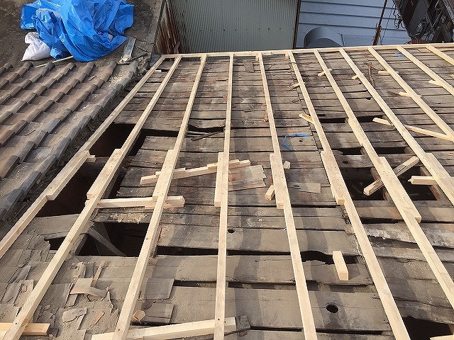 屋根修理工事の工程で垂木設置