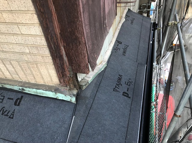 奈良市の雨漏り修理で下屋根部分に防水紙を張ったところ