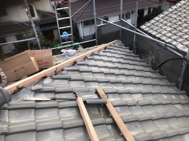 生駒市の崩れた大屋根の棟瓦積み直し棟金具