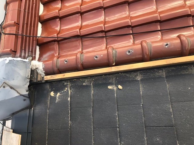 奈良市の屋根の取り合い板金の破損