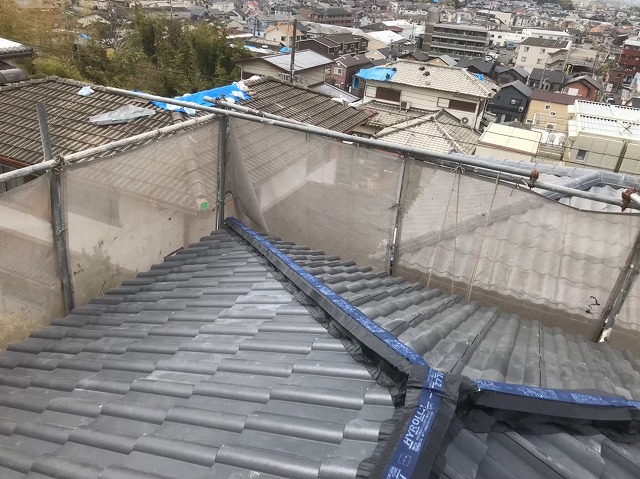 大屋根の喚起棟瓦設置