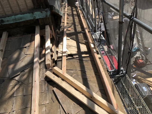 奈良市の屋根葺き替え工事で下屋根の不陸調整をしている様子