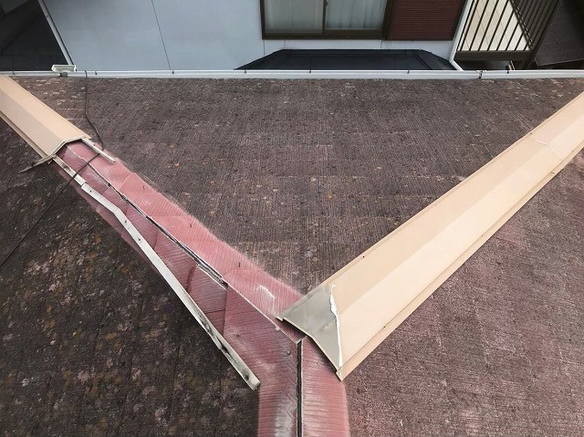 田原本町で棟板金が剥がれたカラーベスト大屋根
