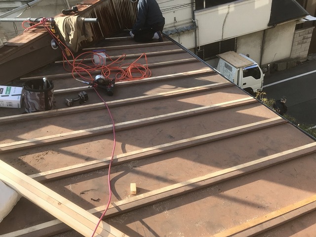 奈良市　店舗の屋根　瓦棒葺きトタン屋根不陸調整