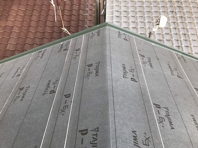 防水紙の設置と隣の瓦屋根