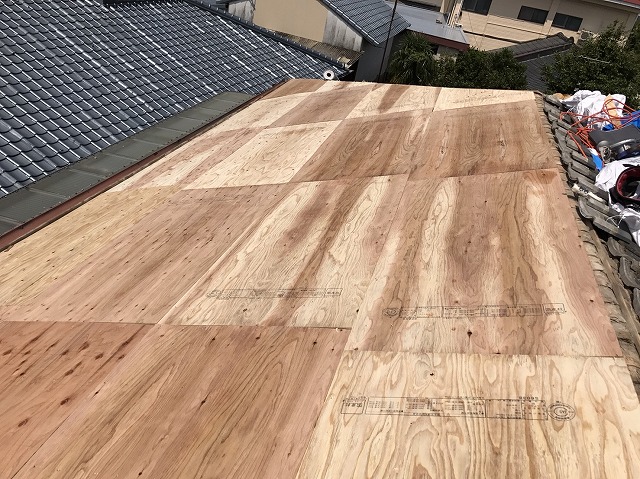 野地板を設置する屋根