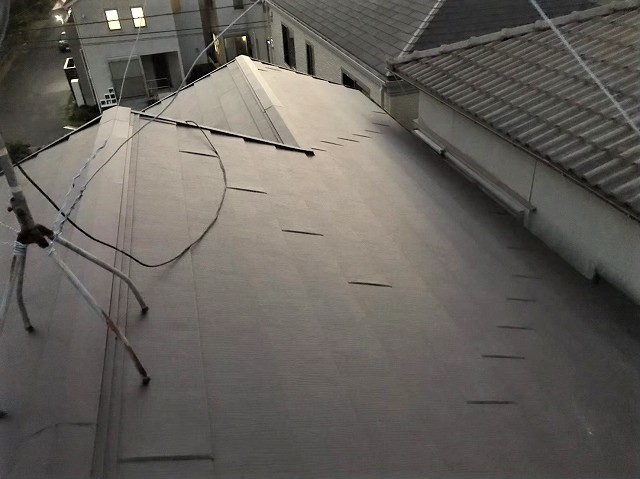 瓦屋根からガルテクトへ葺き替え完了と隣の屋根
