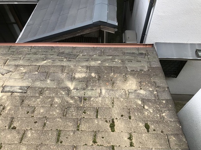 工事前のコケが発生しているアスファルトシングル屋根