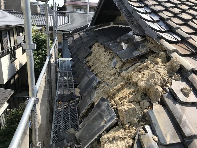 王寺町の妻下部分の崩落している粘土瓦屋根