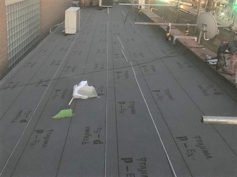 奈良市の店舗の屋根の防水紙貼り