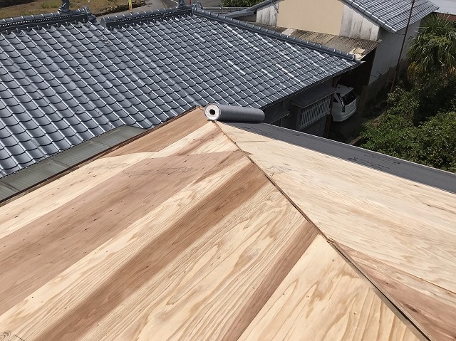 野地板を設置する屋根