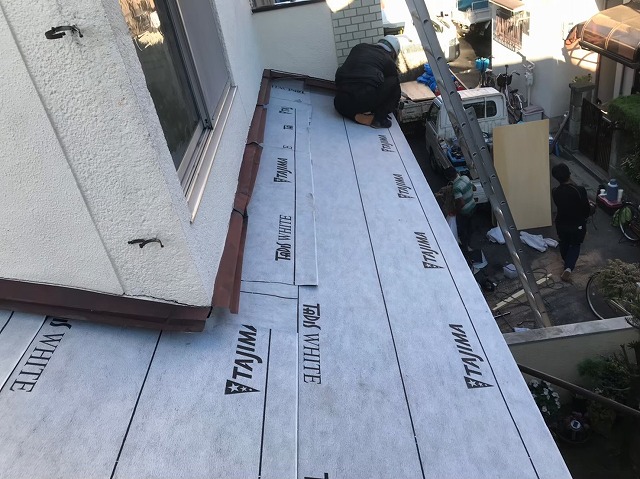 防水紙設置を下屋根に施工