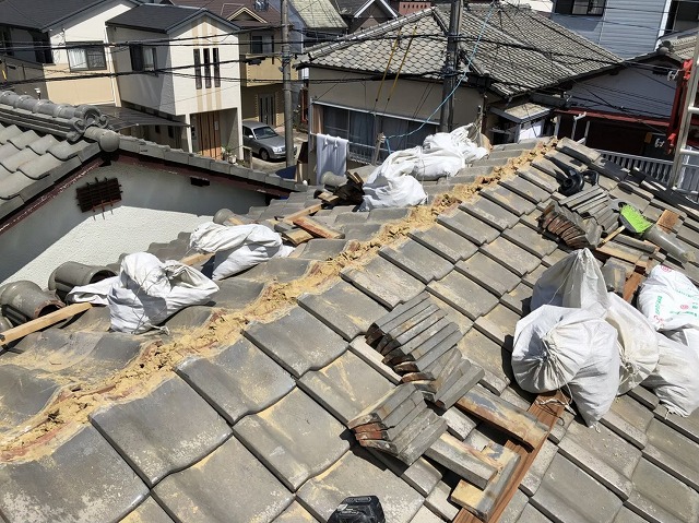 田原本町のいぶし瓦屋根の棟瓦の撤去