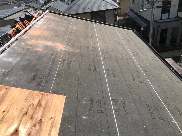 香芝市の平板瓦屋根の瓦桟木撤去