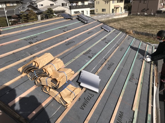 大和郡山市の屋根に瓦桟木を設置