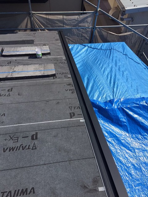 大和郡山市の新築分譲住宅E号地の屋根にケラバ水切りを設置
