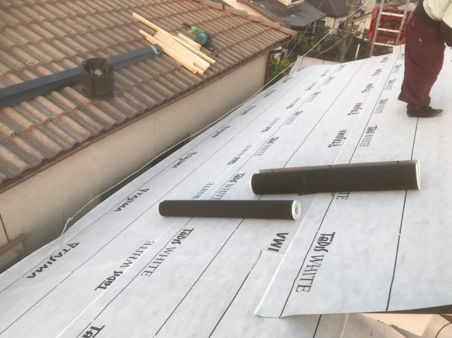 高品質な防水紙設置と周りの屋根