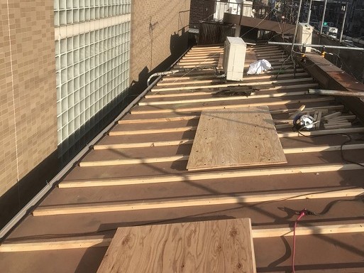 奈良市の店舗の瓦棒葺きトタン屋根を不陸調整